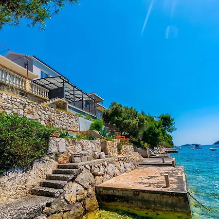 بيت للعطل House Paval